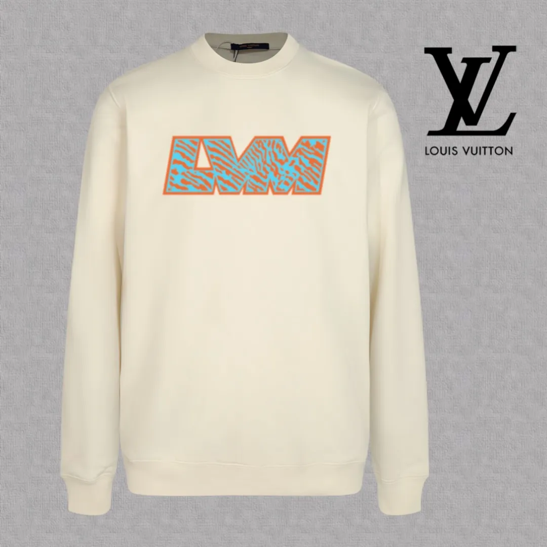 🅿️250 hot style on the shelves🔥❗ 💫〖Louis Vuitton LV〗 Fashionable round neck sweatshirt, casually matched with various styles, it is perfectly handsome😎The whole dress is made of double waistcoats, which makes the whole dress more three-dimensional. Not ordinary factories can do such fine work. The 2025 spring style counters are on sale, exquisite round neck terry sweatshirt, high-end double-strand pure cotton Customized drawstring ribs are dyed in the same vat and are complete with three standards. The chest craftsmanship adopts a simple and elegant pattern on the chest, which is easy to control for any age group! Fit and comfortable! Customized thickened 440g terry sweatshirt fabric, soft and comfortable to the touch, with a three-dimensional shape! 🙌🏻 It’s also very breathable, so it’s a versatile style that can be worn with any outfit! ✔Color: Black White Apricot Size: S M L XL 2XL